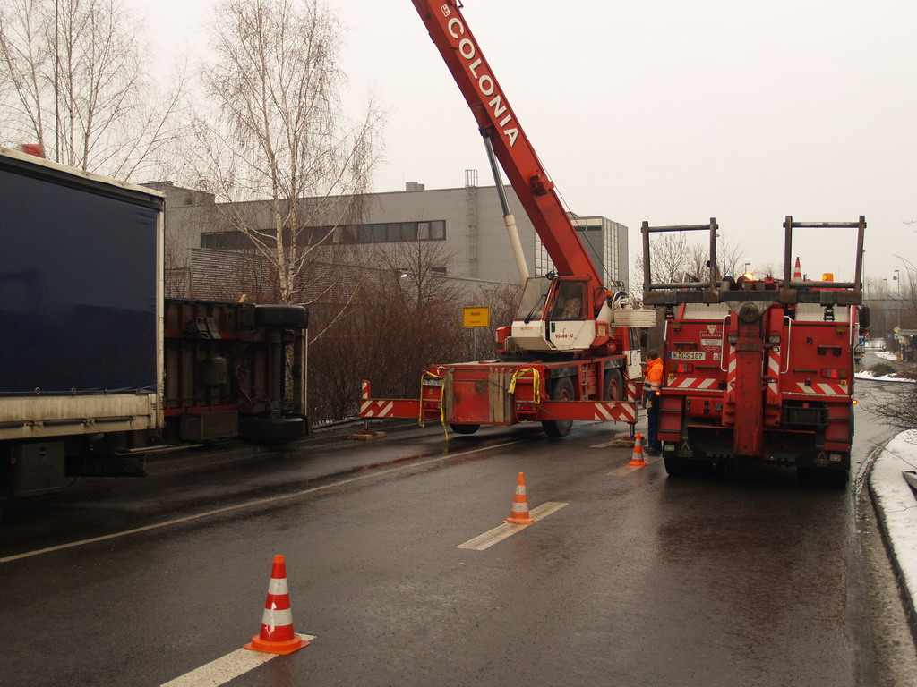 LKW Anhaenger umgekippt Koeln Niehl Geestemuenderstr Industriestr P33.JPG